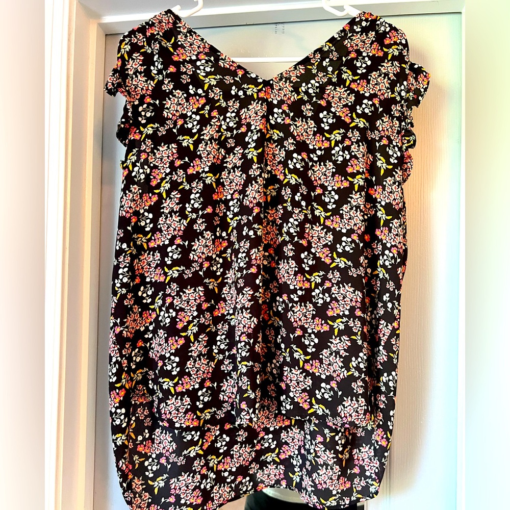 Ann Taylor loft black and pink floral print blouse- EUC. Size L